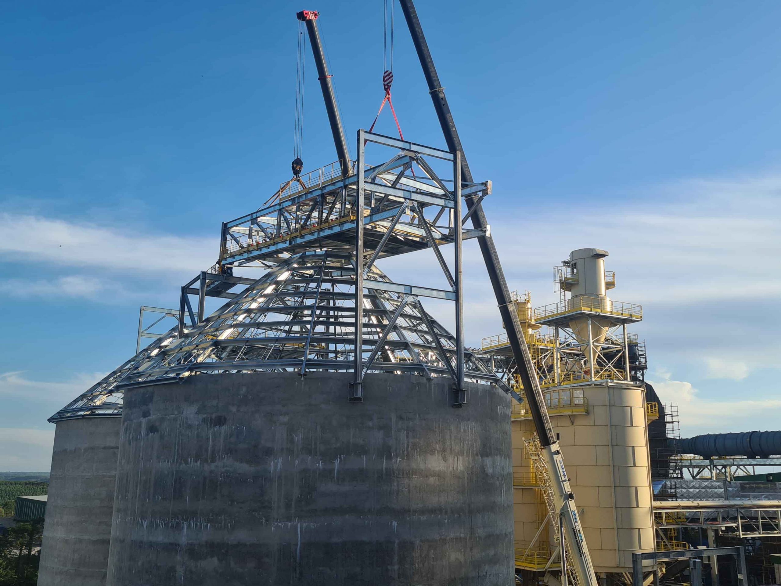 Montaje de estructuras durante la ejecución de un proyecto industrial