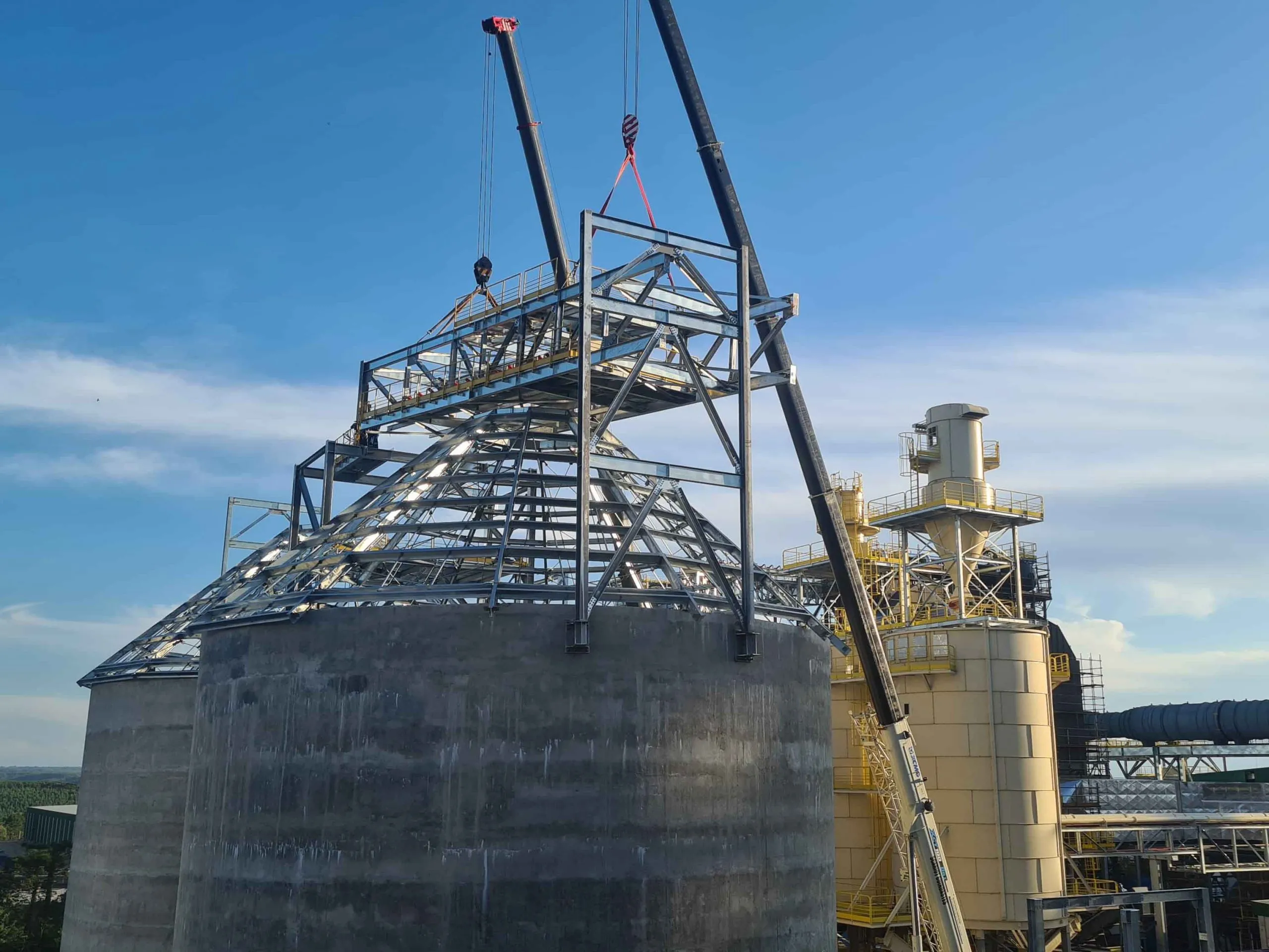Montaje de estructuras durante la ejecución de un proyecto industrial